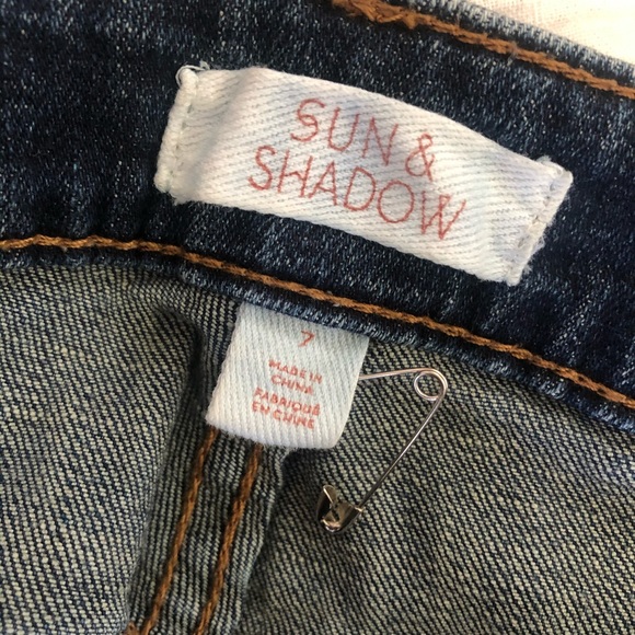 Mid rise, distressed mid length jean shorts,size 7 - Picture 4 of 4